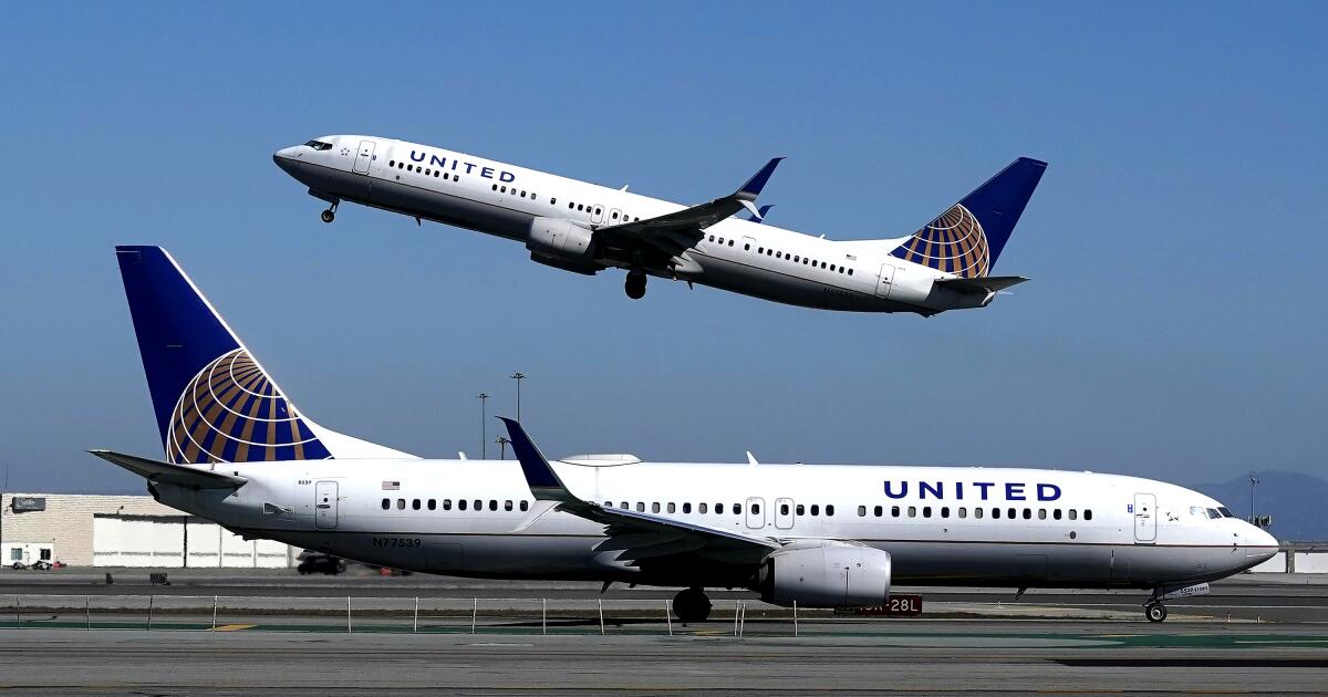 United Airlines ülke çapındaki yer durağının ardından uçuşlara devam ediyor