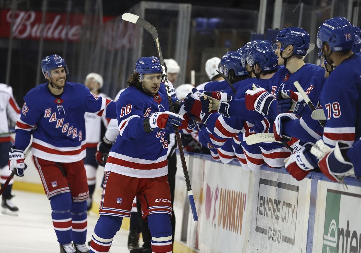 Rangers edge Islanders 2-1 at Yankee Stadium