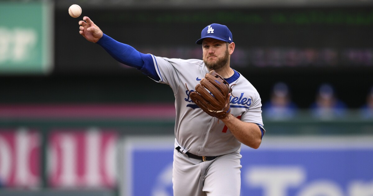 Max Muncy could be headed for injured list with elbow bothering him again