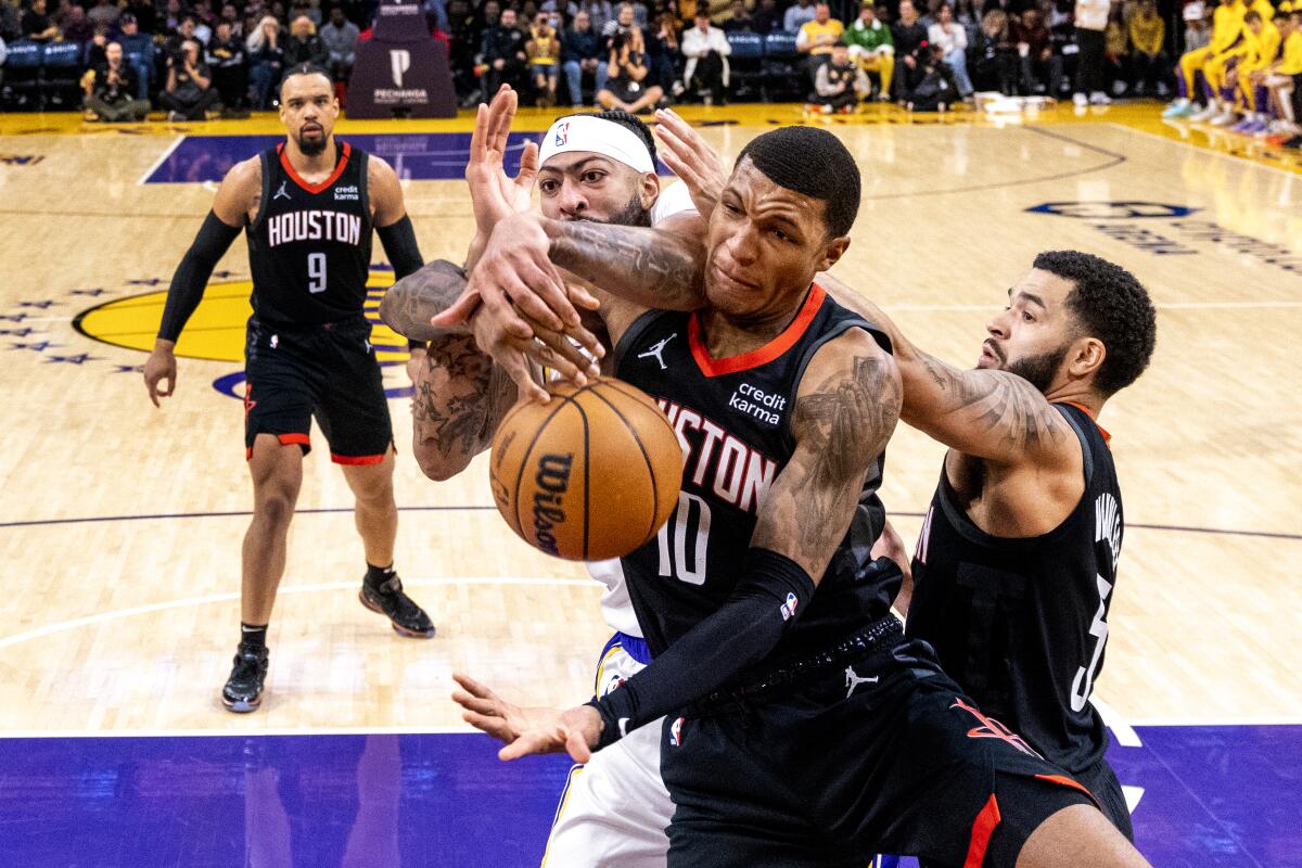 Lakers forveti Anthony Davis, ilk yarıda ribaund almak için Houston Rockets forveti Jabari Smith Jr. ile mücadele ediyor.