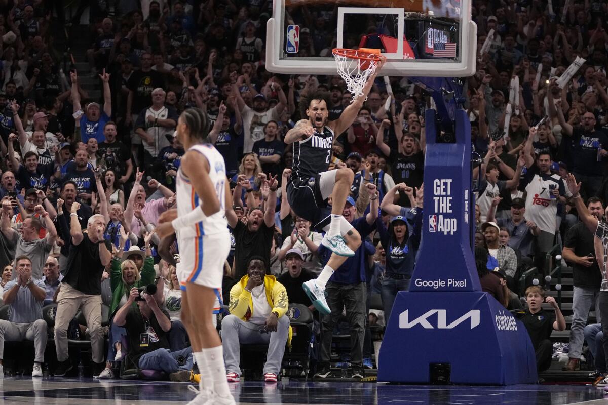 Los aficionados reaccionan a una clavada del pívot de los Dallas Mavericks, Dereck Lively II (2), 