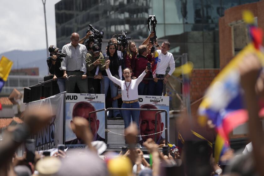 La líder opositora María Corina Machado aplaude junto a sus partidarios durante una manifestación en Caracas, Venezuela, el sábado 3 de agosto de 2024. (Foto AP/Matías Delacroix)