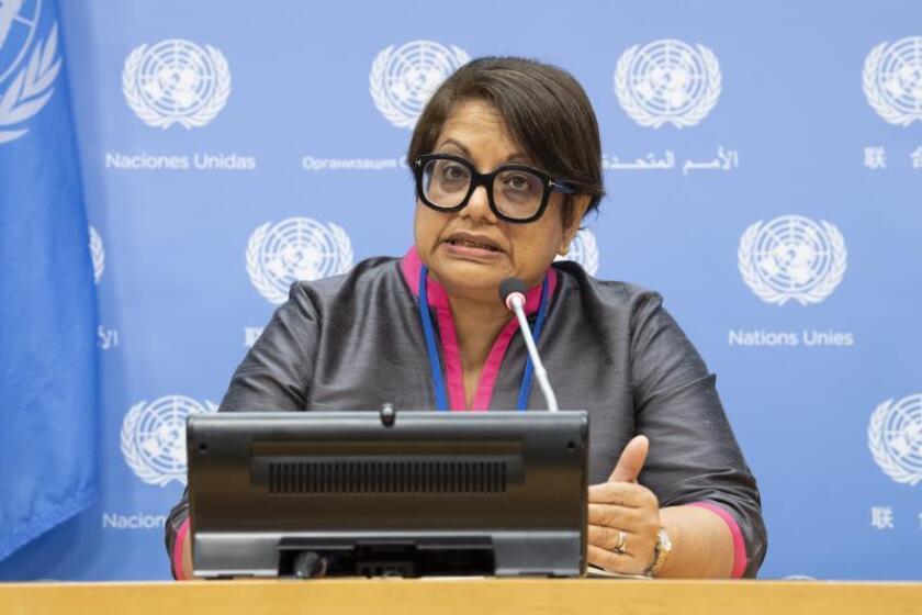 Fotografía cedida por la Organización de las Naciones Unidas (ONU) donde aparece la miembro del grupo de investigación de la ONU para Birmania, Radhika Coomaraswamy, mientras habla este jueves durante una conferencia de prensa en la sede del organismo, en Nueva York (EE.UU.). EFE/ Eskinder Debebe/ONU/SÓLO USO EDITORIAL/NO VENTAS