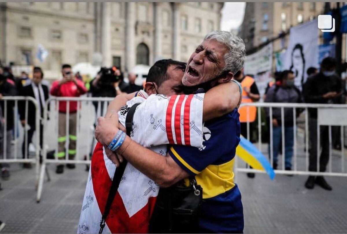 Hinchas de los equipos rivales River Plate y Boca Juniors se abrazan desconsolados 