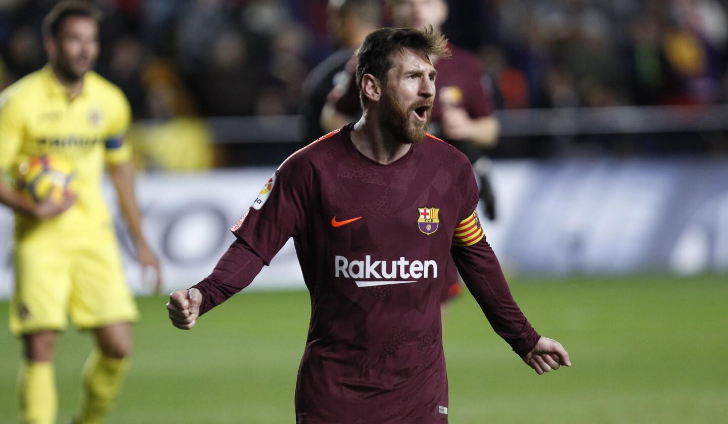 Lionel Messi festeja tras marcar el segundo gol en la victoria 2-0 ante Villarreal, el domingo 10 de diciembre de 2017. (AP Foto/Alberto Saiz) ** Usable by HOY, ELSENT and SD Only **