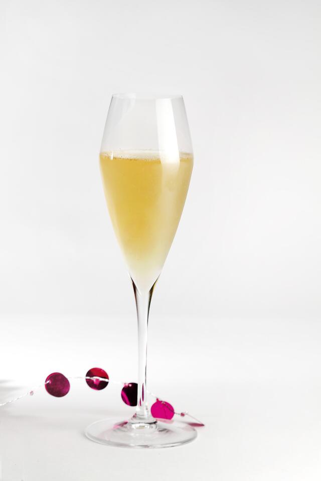 Chamomile-infused Calvados, lemon juice, yellow Chartreuse and dry sparkling wine.