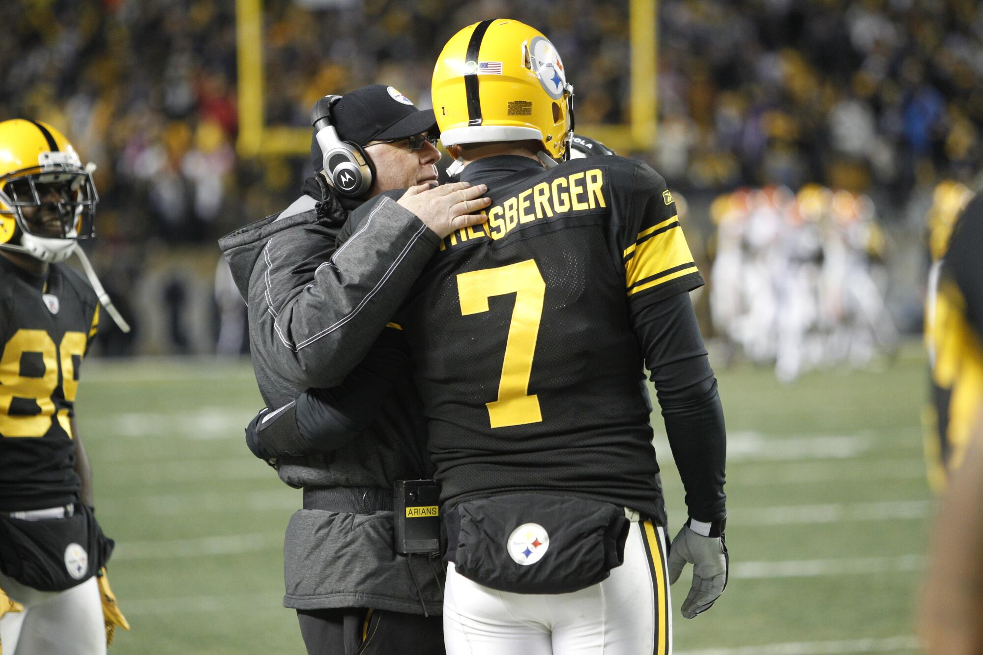 The Steelers' Ben Roethlisberger talks with offensive coordinator Bruce Arians in 2011. 