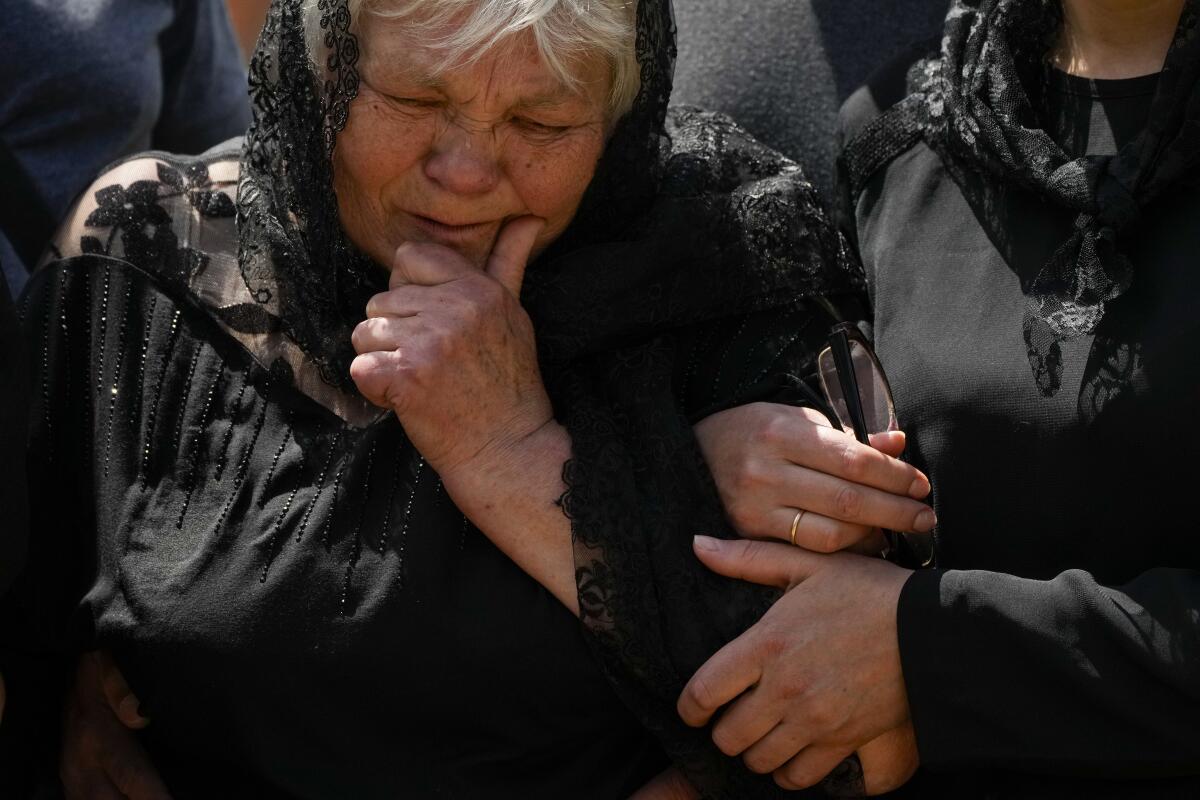 La madre del coronel Oleksander Makhachek llora durante su funeral en Zhytomyr, Ucrania