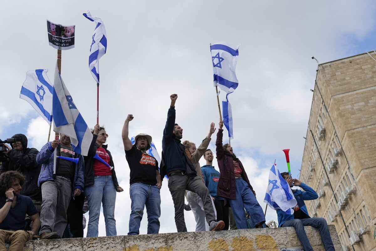 Manifestantes israelíes protestan contra el plan de reforma judicial del primer ministro Benjamin Netanyahu 