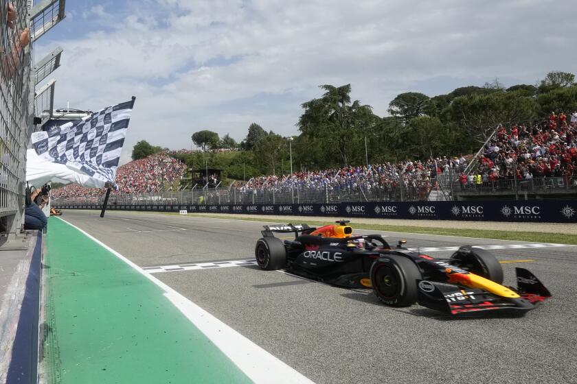 Max Verstappen al volante de su Red Bull cruza la meta al ganar el Gran Premio de Italia, el domingo 19 de mayo de 2024, en Imol. (AP Foto/Luca Bruno)