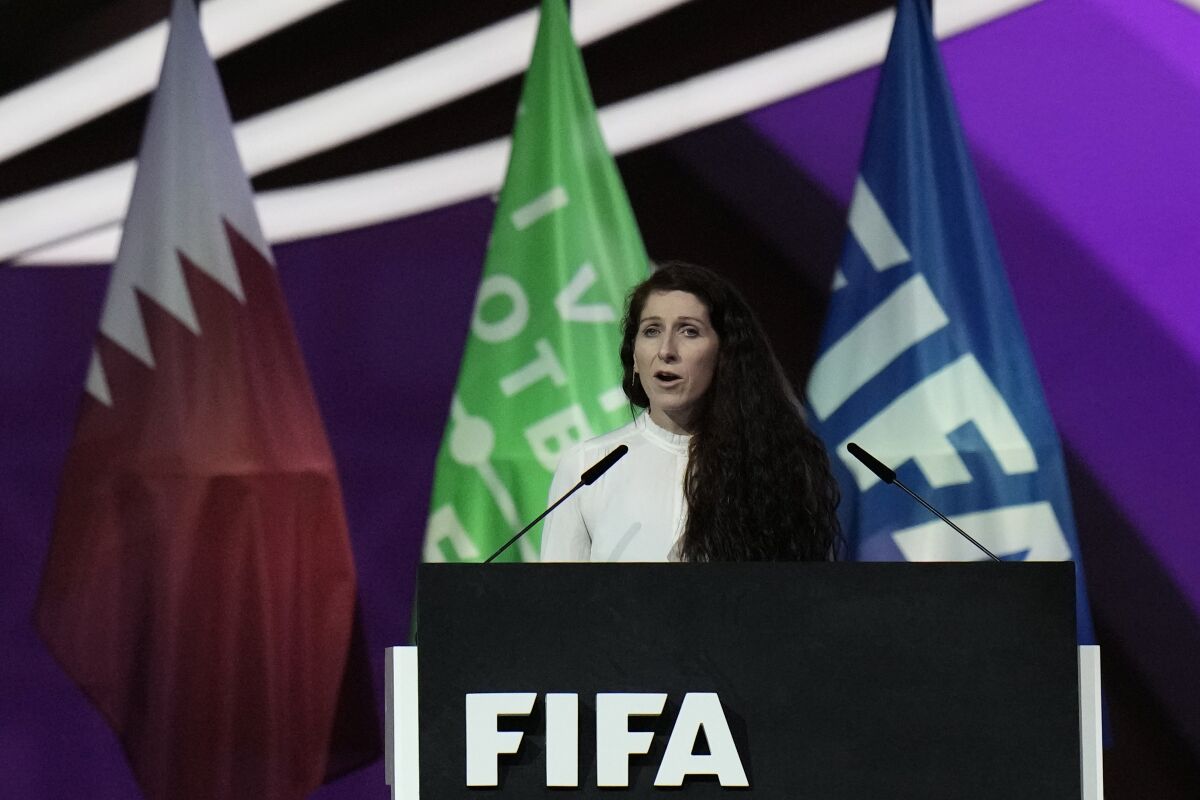 la presidenta de la Federación de Fútbol de Noruega Lise Klaveness habla durante el congreso de la FIFA 