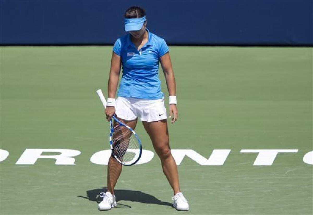 Li Na, of China, reacts to a lost point during her match against Samantha Stosur, of Australia, at the Rogers Cup women's tennis tournament in Toronto Thursday, Aug. 11, 2011. (AP Photo/The Canadian Press, Darren Calabrese)