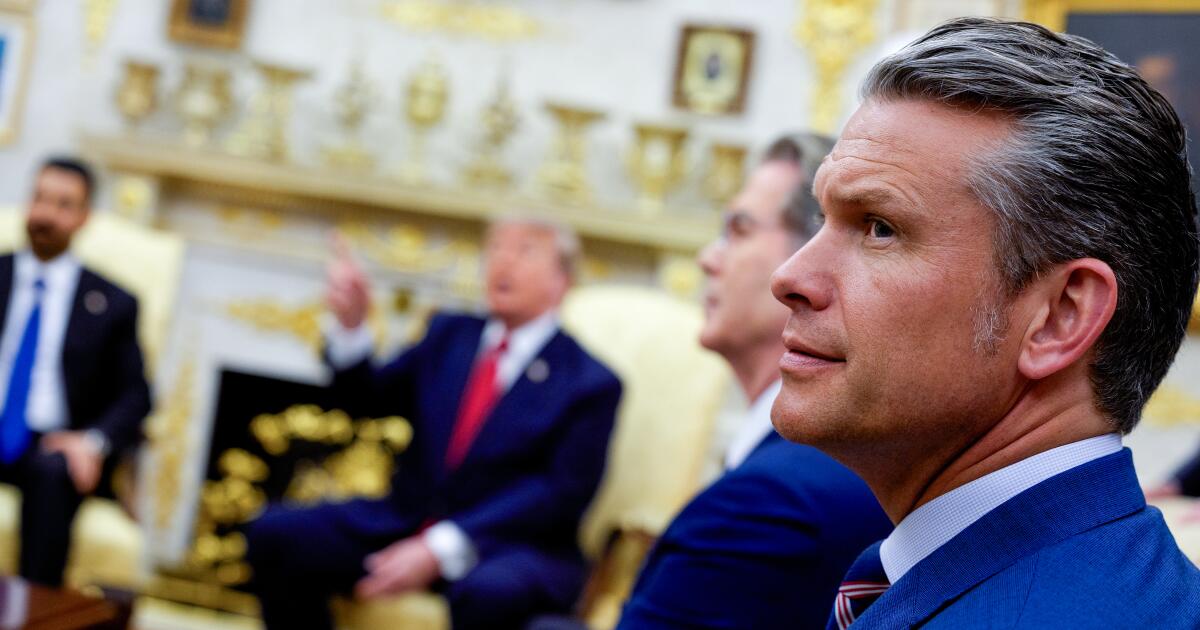 L’Amérique est en guerre. Hegseth se concentre sur le maquillage et les hormones.