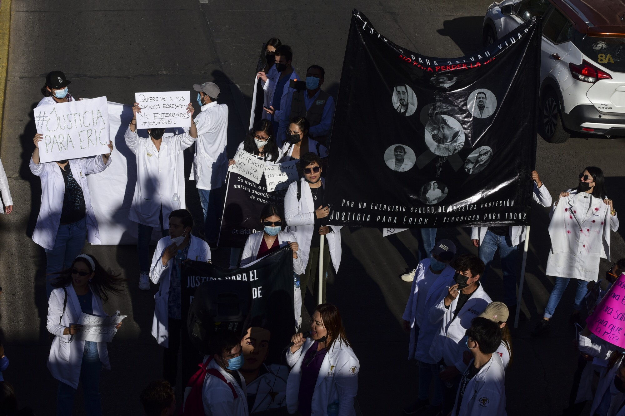 طلاب الطب ينظمون مسيرة احتجاجية 