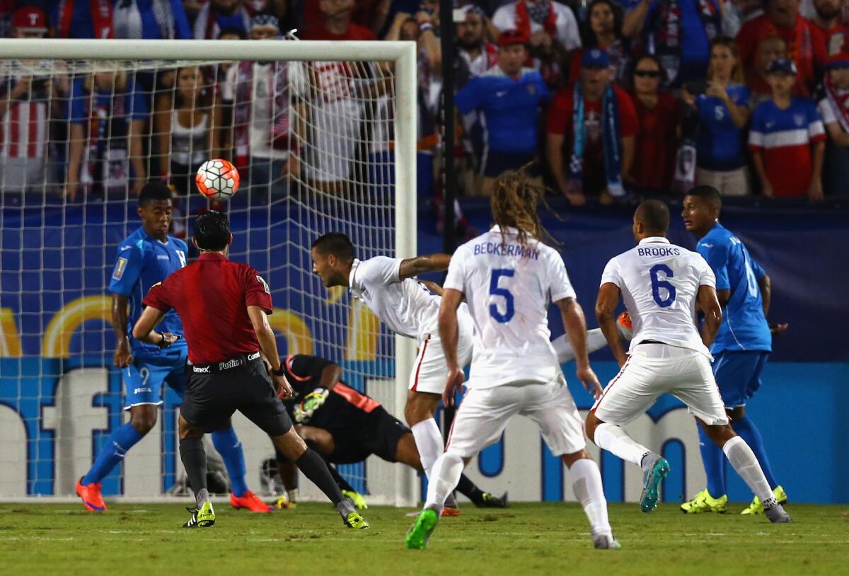Clint Dempsey (c) conectó el balón y anotó el primer gol de Estados Unidos sobre Honduras.