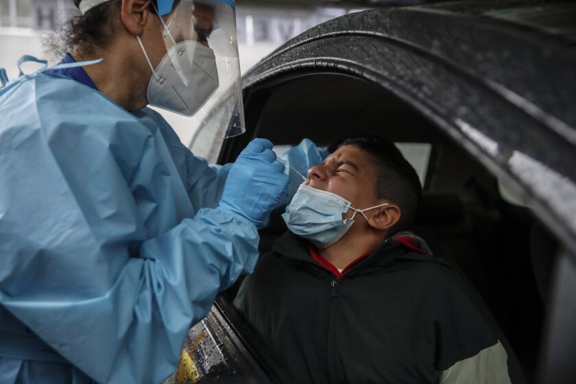 Un enfermero toma muestras durante una prueba de diagnóstico de COVID-19 el jueves 15 de octubre de 2020 en un punto de revisión en el hospital de San Paolo, en Milán. (AP Foto/Luca Bruno)