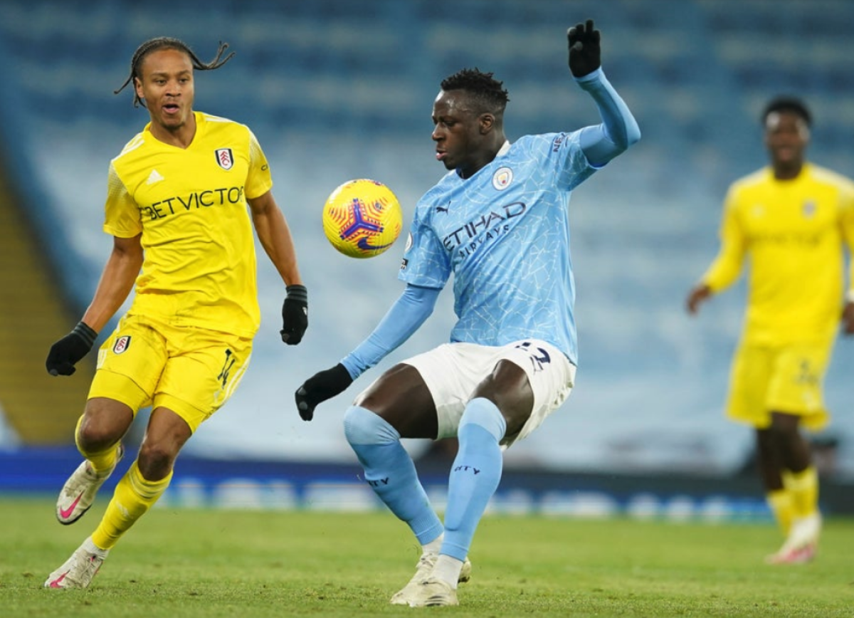 El francés Benjamin Mendy controla el balón durante el partido frente a Fulham. (AP Foto/Dave Thompson)