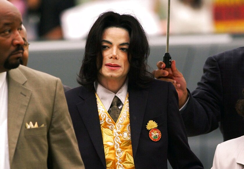 En esta fotografía del 25 de mayo de 2005 Michael Jackson llega a la corte del condado de Santa Barbara