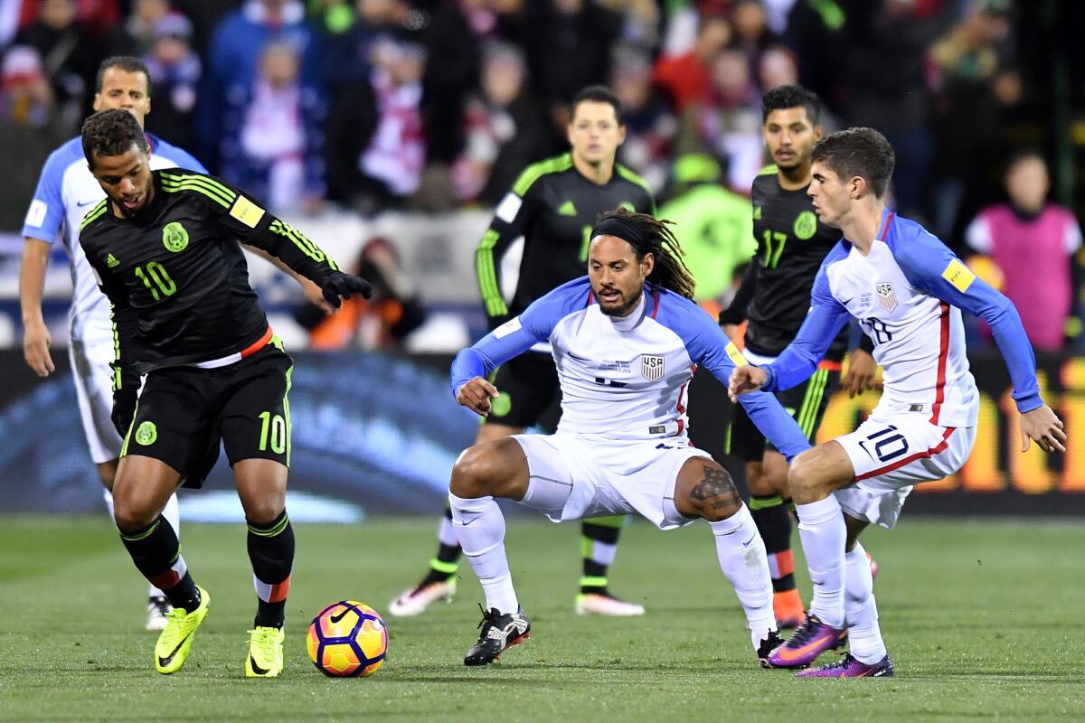 El mexicano Giovani Dos Santos (i) escapa a la marca de Jermaine Jones y Christian Pulisic, de EEUU, en el duelo eliminatorio de ambas selecciones en el MAPFRE Stadium de Columbus, Ohio.