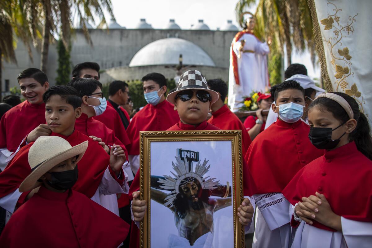 Monaguillos participan de la celebración del Viernes Santo en la Catedral Metropolitana de Managua, Nicaragua