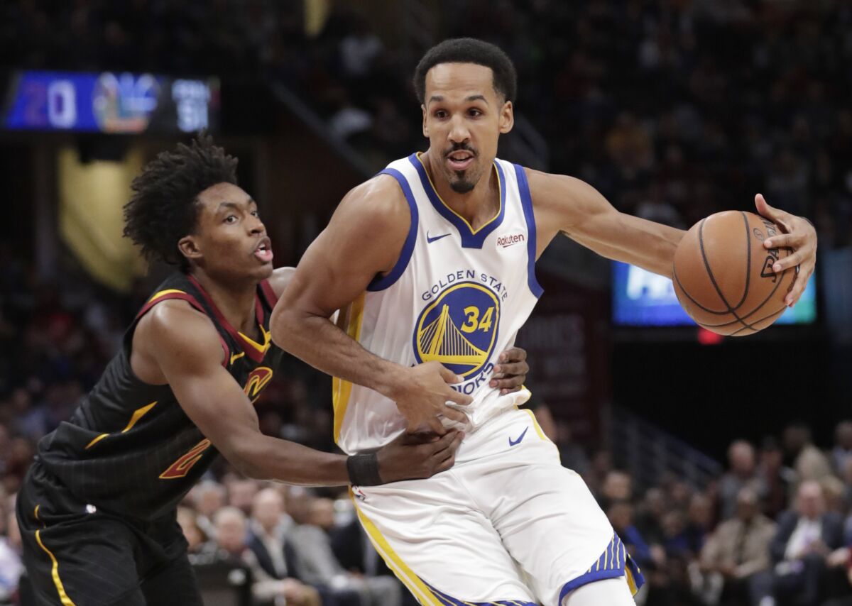 Warriors guard Shaun Livingston drives past Cavaliers guard Collin Sexton during a game on Dec. 5, 2018.