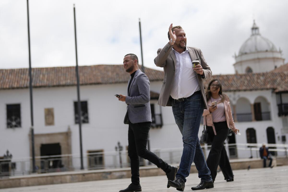 El alcalde electo Mikhail Krasnov saluda a un partidario mientras camina por la Plaza Bolívar 