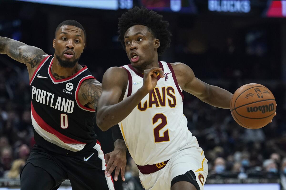 ARCHIVO- Damian Lillard (0) de los Trail Blazers de Portland defiende a Collin Sexton (2),