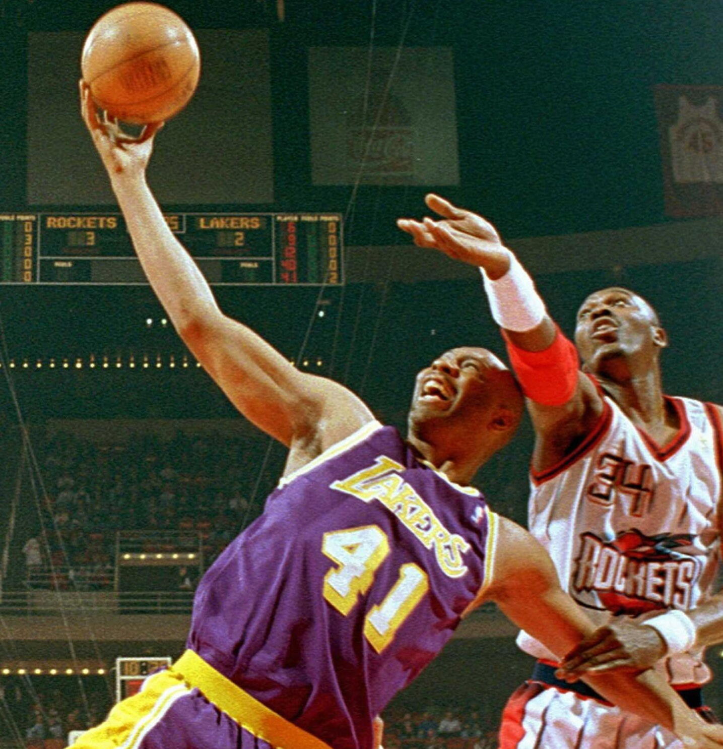 Image for Former Laker Elden Campbell, known for his effortless style, dies at 57