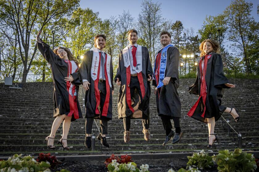 Los quintillizos Povolo, desde la izquierda; Ashley, Michael, Marcus, Ludovico y Victoria saltan para una foto el día de la graduación en la Universidad Estatal de Montclair, el lunes 13 de mayo de 2024, en Montclair, Nueva Jersey. (Mike Peters/Montclair State University via AP)