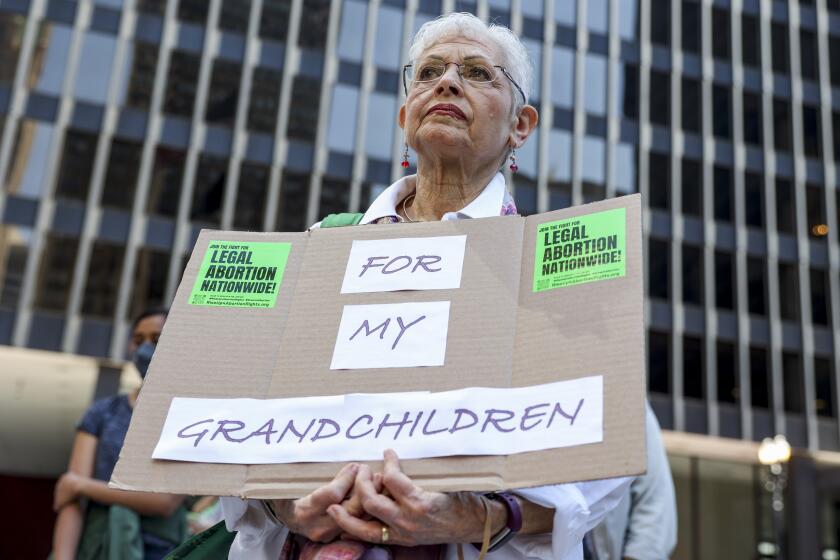 Una mujer sostiene un letrero durante una protesta a favor del derecho al aborto el sábado 15 de abril de 2023, en el centro de Chicago. (Shanna Madison/Chicago Tribune vía AP)