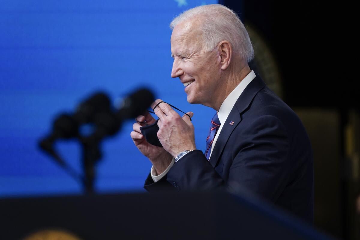 El presidente Joe Biden se pone una mascarilla en Washington.