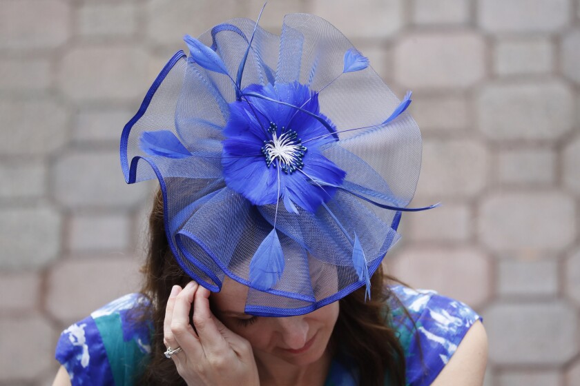 Uma mulher que usa um chapéu durante o 145 corrida de Kentucky Derby corrida de cavalos em Churchill Downs em 4 de Maio de 2019.