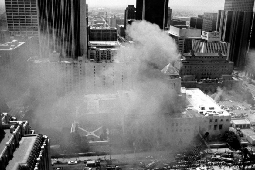 LOS ANGELES, CALIF. ??? APR. 29, 1986 ??? Smoke billows from the Los Angeles Central Library during the blaze that raged out of control for over four hours, Apr. 29, 1986. (Gary Friedman / Los Angeles Times) Published in the Los Angeles Times on Apr. 30, 1986.