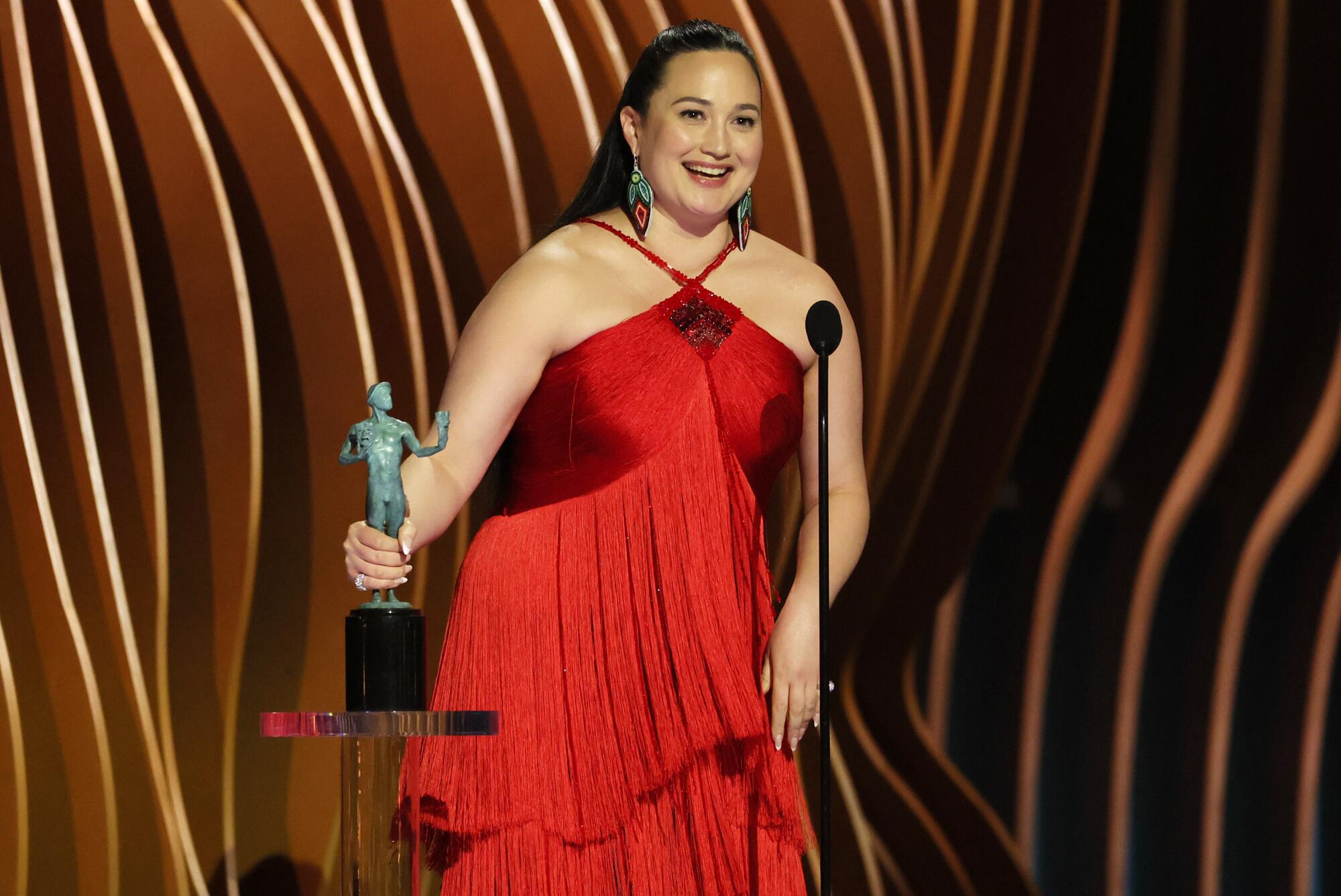 Lily Gladstone accepts her SAG Award.