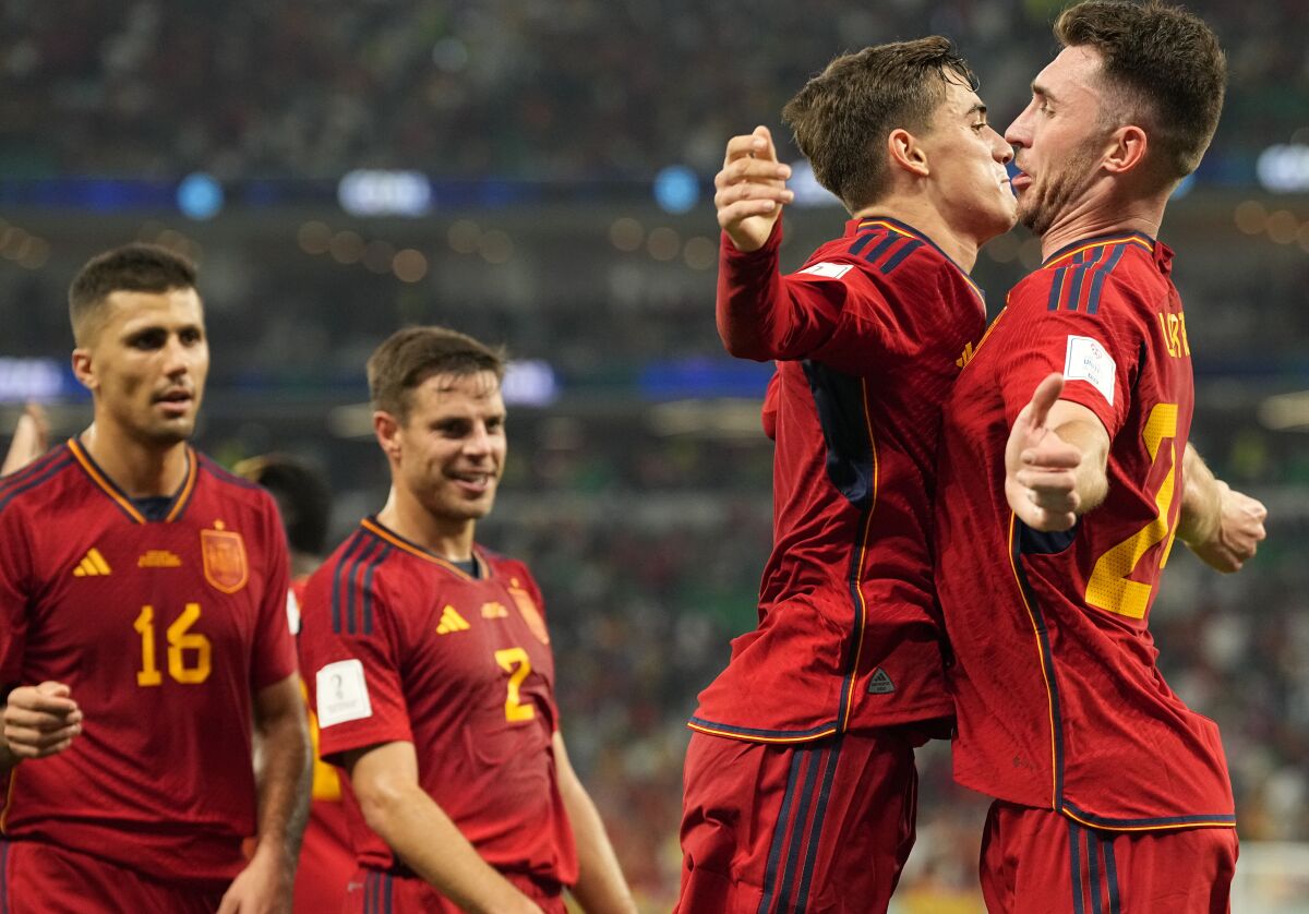 Gavi, segundo a la derecha, celebra con Aymeric Laporte después de anotar el quinto gol de España 
