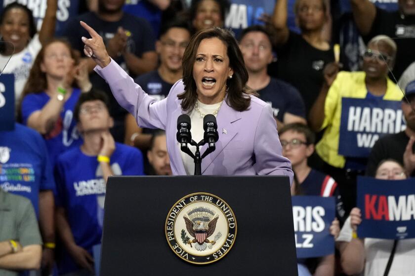 La candidata presidencial demócrata Kamala Harris habla en un acto de campaña en la Universidad de Nevada, Las Vegas, el 10 de agosto de 2024. (AP Foto/Jae Hong)