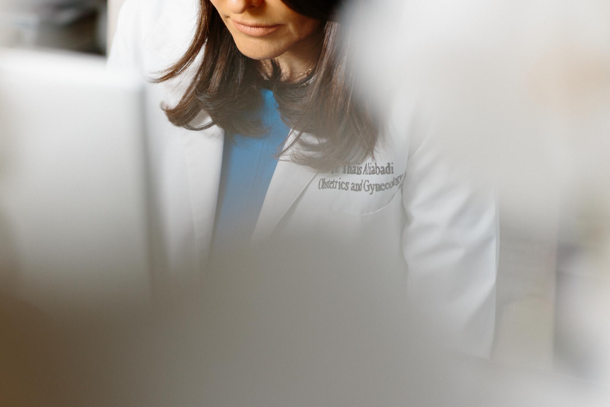 Le Dr Thaïs Aliabadi passe en revue les laboratoires des patients.