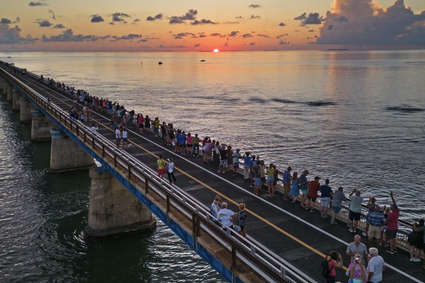 Una celebración por el bicentenario de los Cayos de Florida el 19 de mayo de 2023, en el Old Seven Mile Bridge de Marathon, Florida. Foto proveida por Florida Keys News Bureau. (Andy Newman/Florida Keys News Bureau via AP)