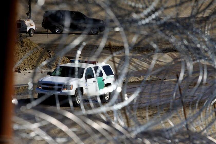 Agentes de la patrulla fronteriza estadounidense refuerzan las barreras de alambres de acero a lo largo de la línea fronteriza en la ciudad de Tijuana (México). EFE/Archivo