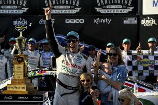 Brad Keselowski celebra junto con su familia después de ganar por primera vez en tres años en la Serie NASCAR Cup en Darlington Raceway, el domingo 12 de mayo de 2024, en Darlington, Carolina del Sur. (AP Foto/Matt Kelley)