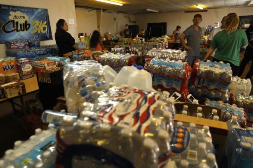 Voluntarios en una iglesia de Trona, California, distribuyen donaciones de alimentos y agua aproximadamente una semana después de un terremoto de magnitud 7.1 (Genaro Molina / Los Angeles Times)