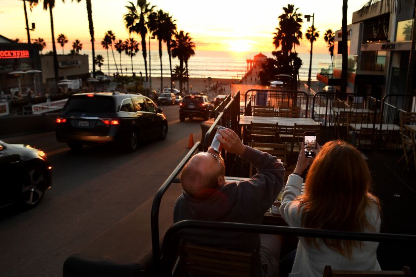 MANHATTAN BEACH, CALIFORNIA DECEMBER 4, 2020-Bryan Yudko and his wife Pam enjoy a meal along Manhattan Beach Blvd. in Manhattan Beach Friday as a lockdown is looming in L.A.County due to the rise in coronavirus cases. (Wally Skalij/Los Angeles Times)
