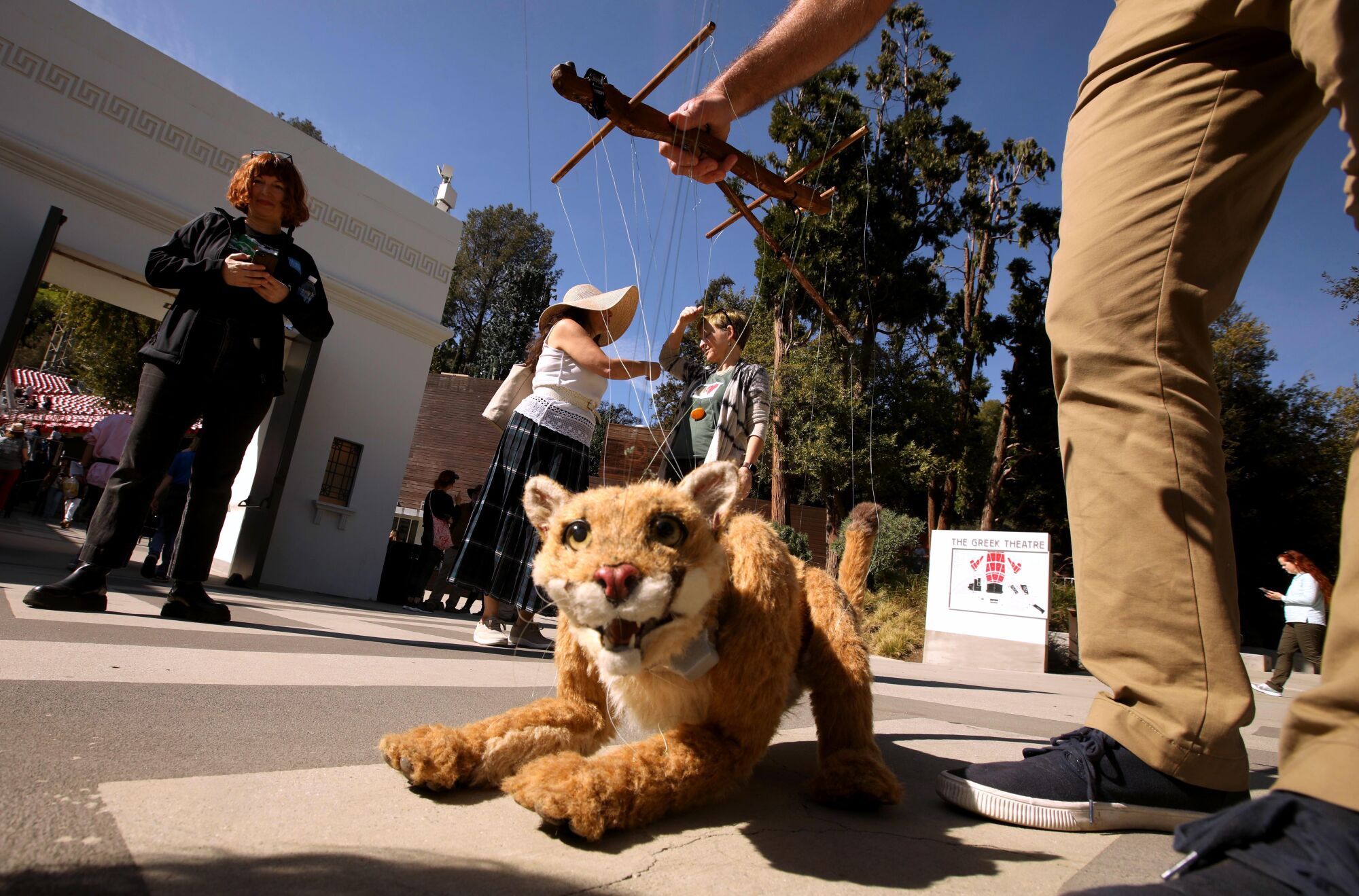 Brian Meredith, avec le Manaer of Performing Arts du Natural History Museum, exploite une marionnette à fils de P-22.