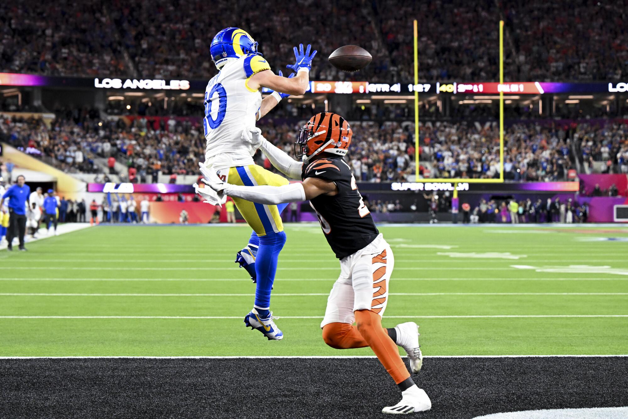 Le receveur des Rams Cooper Kupp (10) attrape une passe de touché devant le cornerback des Bengals Eli Apple (20) lors du Super Bowl LVI.