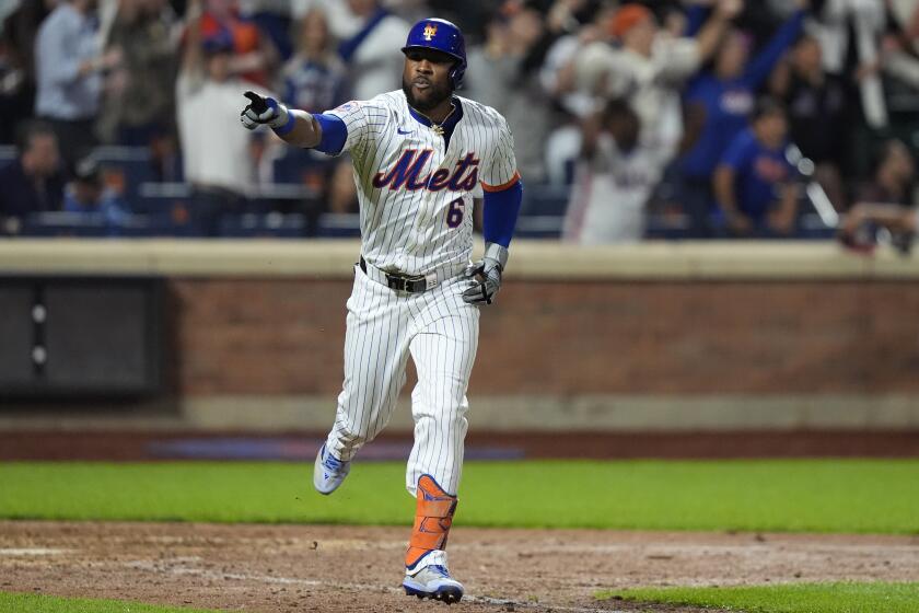 El dominicano de los Mets de Nueva York, Starling Marte reacciona mientras corre hacia la primera base tras conectar un sencillo remolcador en el décimo episodio del juego de béisbol ante los Nacionales de Washington, el lunes 16 de septiembre de 2024, en Nueva York. (AP Foto/Frank Franklin II)