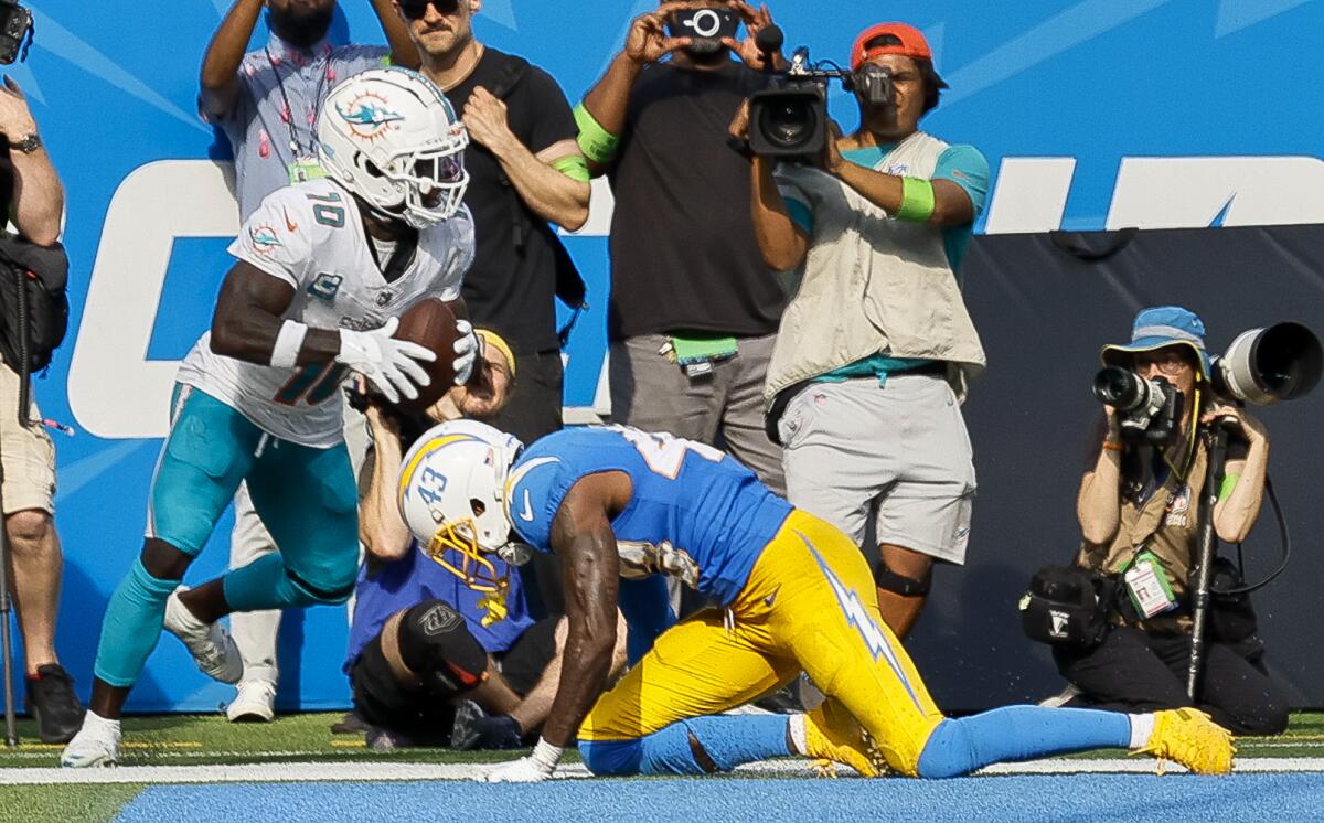 Dolphins wide receiver Tyreek Hill (10) hauls in a touchdown pass over Chargers corner Michael Davis.