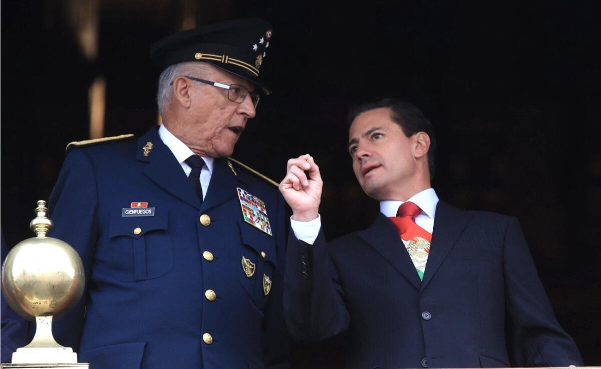 Salvador Cienfuegos (i) fue secretario de Defensa durante el Gobierno de Enrique Peña Nieto (2012-2018).