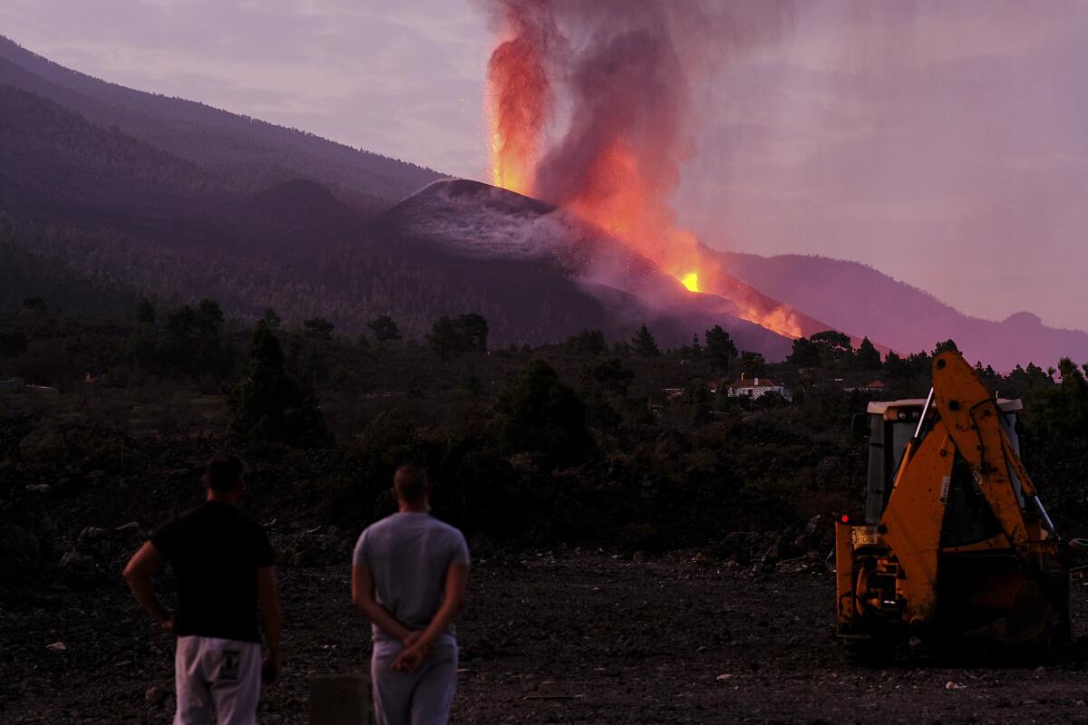 Fluye lava de un volcán en la isla La Palma, de las Canarias, España.