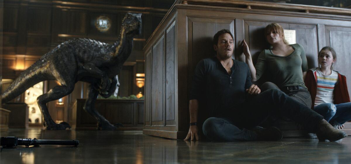 Desde la izquierda, Chris Pratt, Bryce Dallas Howard e Isabella Sermon en una escena de Jurassic World: Fallen Kingdom.