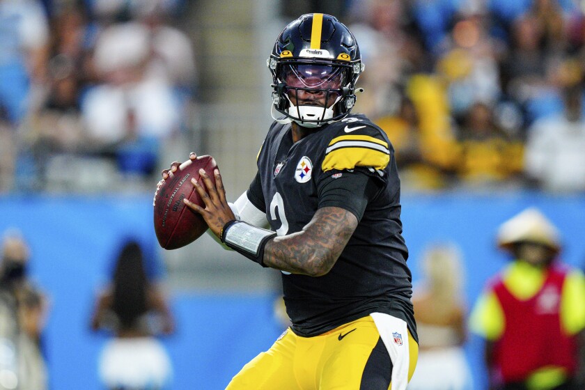 ARCHIVO - El quarterback de los Steelers de Pittsburgh Dwayne Haskins juega contra los Panthers 